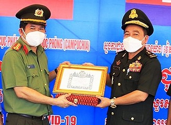 Cambodian King presents Monisaraphon Order to Vietnamese colonel